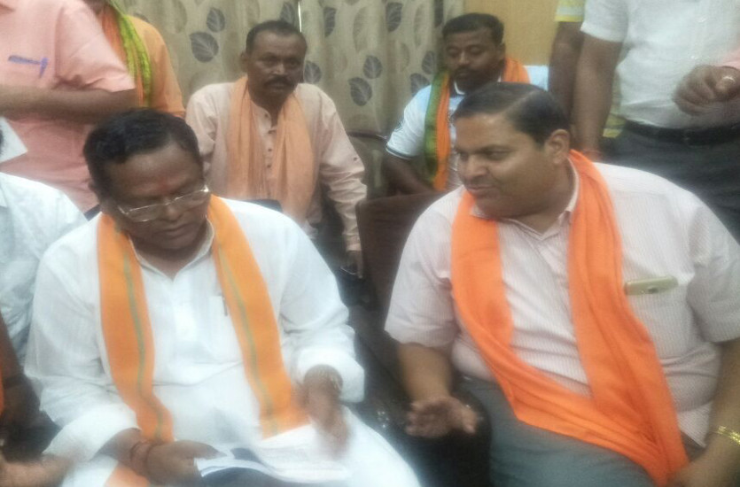 पूर्व आईएएस की भी आचोलना