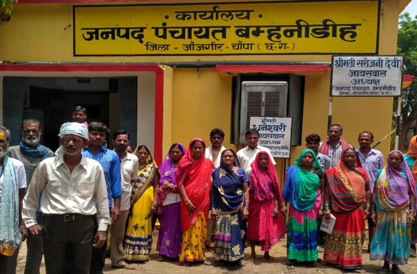 वृद्धा पेंशन व शौचालय निर्माण की राशि