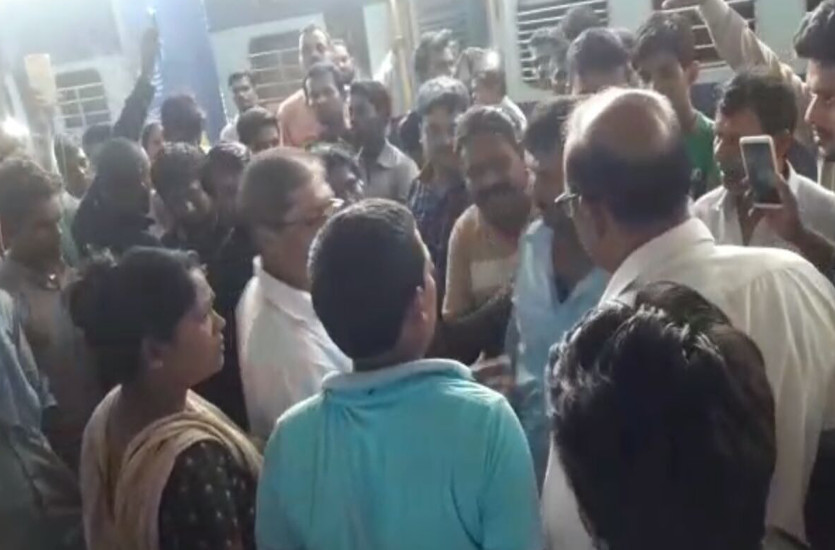 45 मिनट तक रायगढ़ रेलवे स्टेशन पर चेन पुलिंग कर रोकी गई ट्रेन