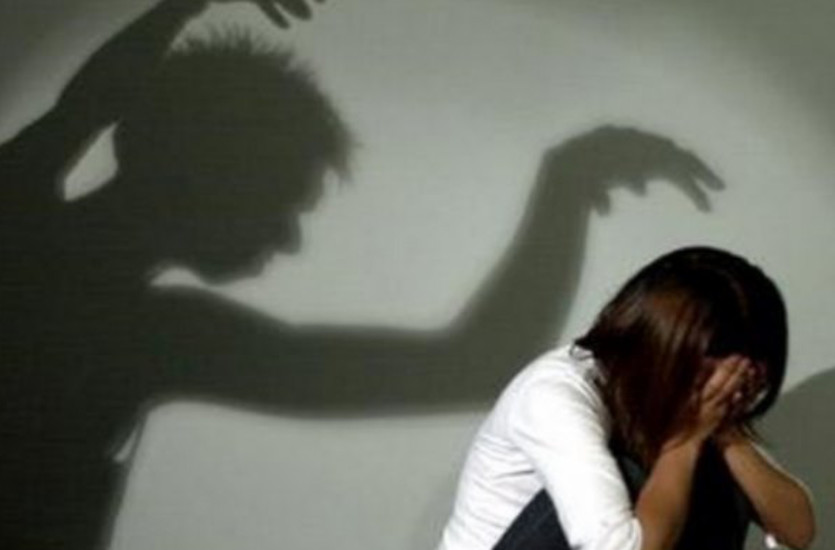 छेड़छाड़ से जग गए दंपती तो आरोपी ने दी जान से मारने की धमकी