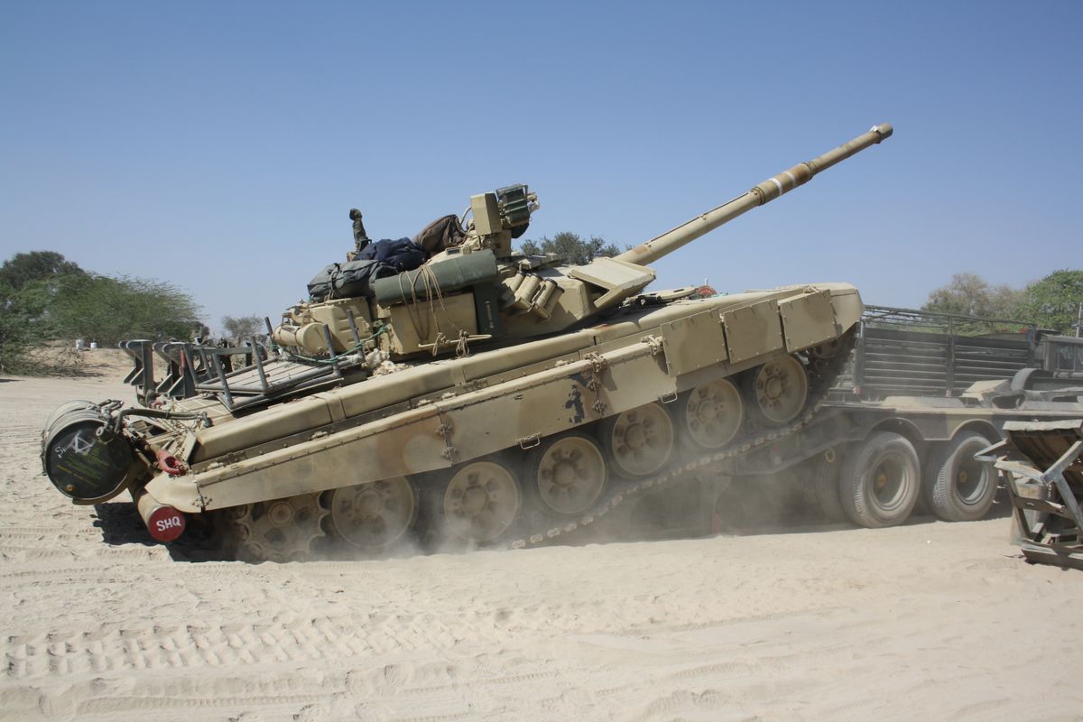 वीडियो में देखिये जंगी टैंकों के धमाकों से थर्रा उठा थार