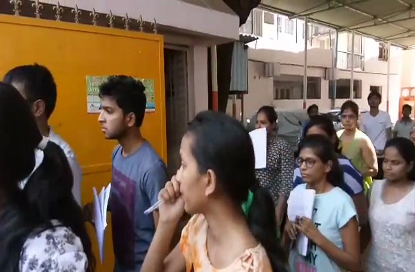 NEET का पेपर देकर बाहर निकलते स्टूडेंट्स, 5 जून को आएंगे नतीजे