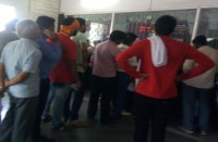 दो काउंटर में टिकट काटा जाता है बाकि के छ: काउंटर शो-पीस