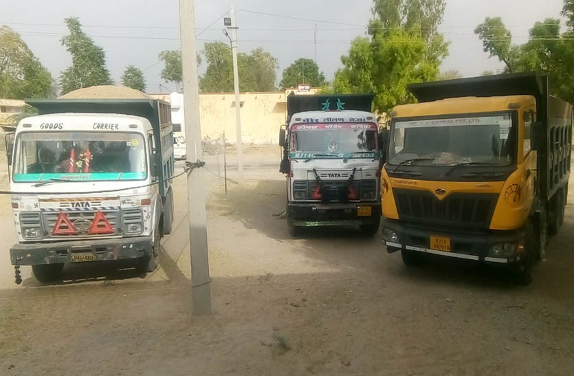 बजरी से भरे चार ट्रक पकड़े