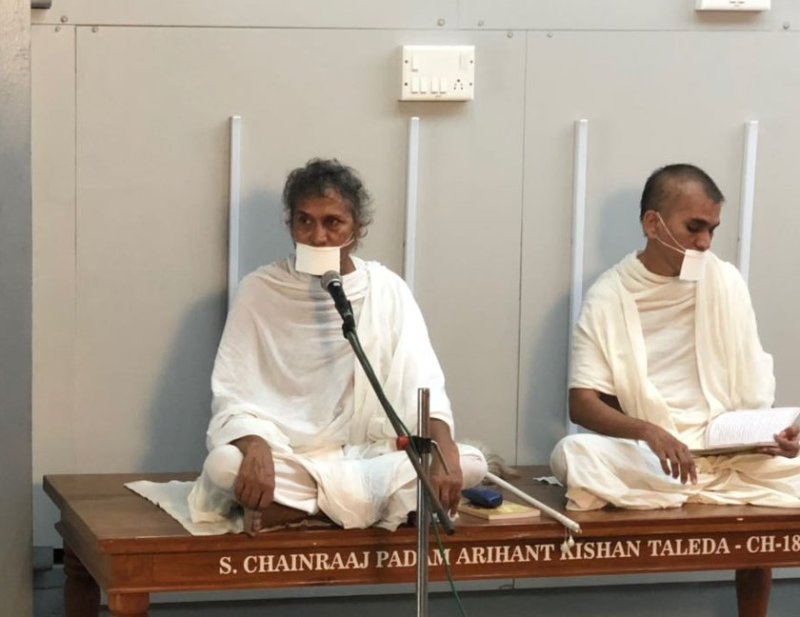 Do not lift the head in front of you, where the head bends with reverence