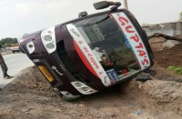 यात्री बस ट्रक को ओवरटेक करने की कोशिश में बेकाबू