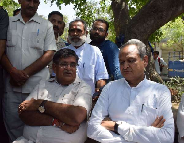  ashok gehlot and gulab chand kataria at dilip sukhadiya funeral