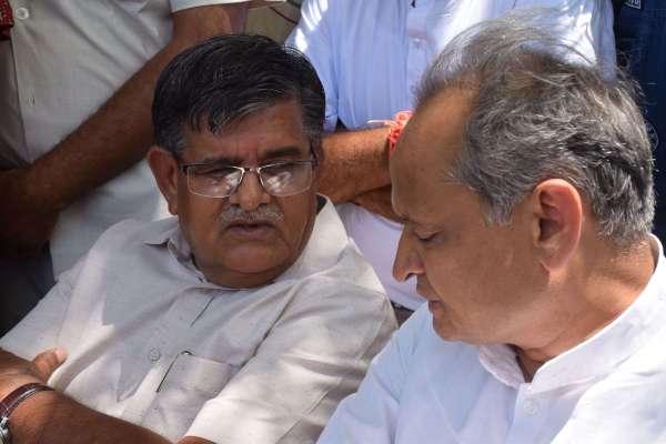  ashok gehlot and gulab chand kataria at dilip sukhadiya funeral