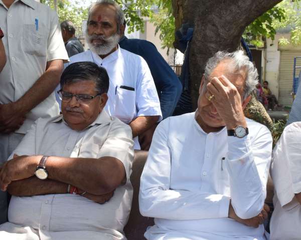  ashok gehlot and gulab chand kataria at dilip sukhadiya funeral