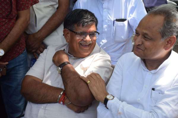  ashok gehlot and gulab chand kataria at dilip sukhadiya funeral
