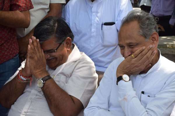  ashok gehlot and gulab chand kataria at dilip sukhadiya funeral