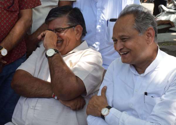  ashok gehlot and gulab chand kataria at dilip sukhadiya funeral