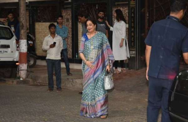 सोनम की मेहंदी: जाह्नवी से लेकर रानी मुखर्जी तक सभी सेलेब्स दिखे सफेद डिजाइनर वीयर में, देखें तस्वीरें