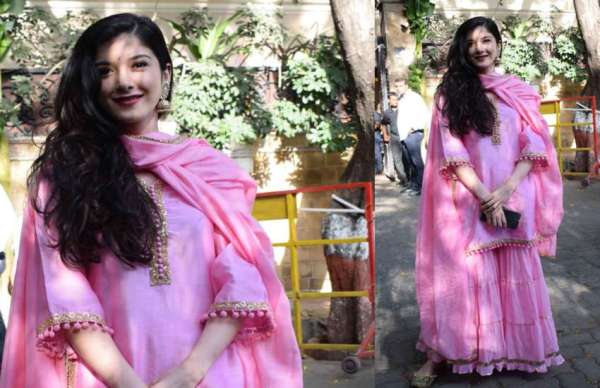 सोनम की मेहंदी: जाह्नवी से लेकर रानी मुखर्जी तक सभी सेलेब्स दिखे सफेद डिजाइनर वीयर में, देखें तस्वीरें