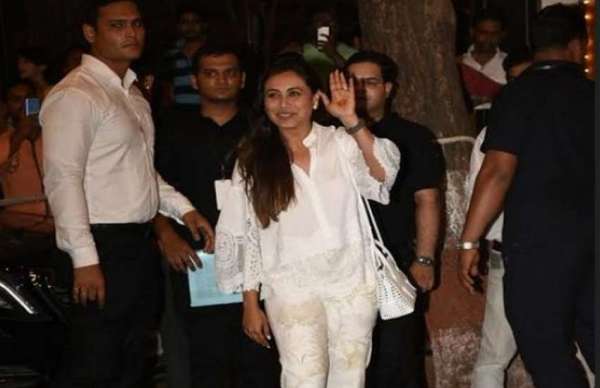 सोनम की मेहंदी: जाह्नवी से लेकर रानी मुखर्जी तक सभी सेलेब्स दिखे सफेद डिजाइनर वीयर में, देखें तस्वीरें