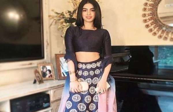 सोनम की मेहंदी: जाह्नवी से लेकर रानी मुखर्जी तक सभी सेलेब्स दिखे सफेद डिजाइनर वीयर में, देखें तस्वीरें