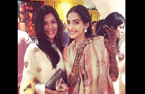 सातवें आसमान पर हैं सोनम! मेहंदी की रस्म में दिखी सोनम-आनंद की लाजवाब केमिस्ट्री