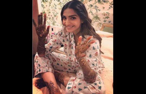 सातवें आसमान पर हैं सोनम! मेहंदी की रस्म में दिखी सोनम-आनंद की लाजवाब केमिस्ट्री