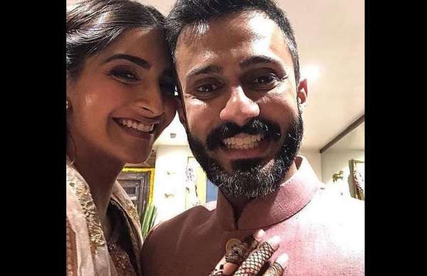 सातवें आसमान पर हैं सोनम! मेहंदी की रस्म में दिखी सोनम-आनंद की लाजवाब केमिस्ट्री