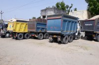  बजरी ट्रक जब्त 