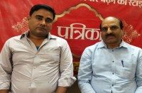 कार्यालय में मेहमान के रूप में भारतीय जीवन बीमा निगम के विकास अधिकारी