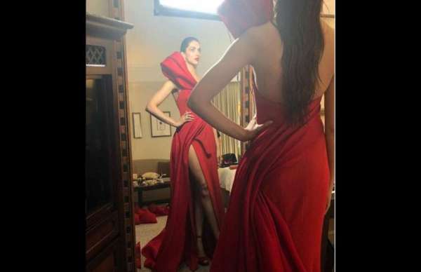 Met Gala 2018: कातिलाना अंदाज में जलवे बिखेरती दिखीं दीपिका, रेड गाउन ने किया सभी को आकर्षित