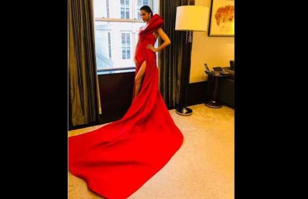 Met Gala 2018: कातिलाना अंदाज में जलवे बिखेरती दिखीं दीपिका, रेड गाउन ने किया सभी को आकर्षित