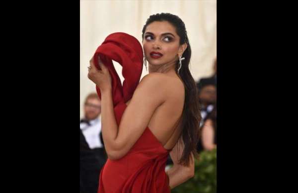 Met Gala 2018: कातिलाना अंदाज में जलवे बिखेरती दिखीं दीपिका, रेड गाउन ने किया सभी को आकर्षित