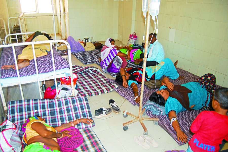 अस्पताल में रोगियों की बढ़ रही संख्या, बेड की जगह जमीन पर कर रहे इलाज