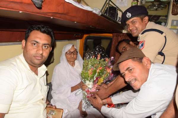 परमवीर चक्र विजेता अब्दुल हमीद की पत्नी रसूलन बीबी का ऐसे किया सम्मान