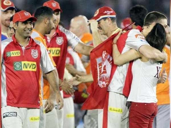 Chris Gayle,IPL,Yuvraj Singh,reaction,players reaction,hug him,Kings XI Punjab,Preety Zinta,ipl 2018,