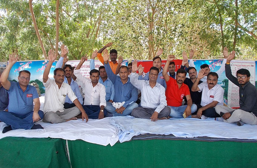 Railway employees begin fasting