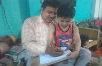 शख्सियत : असुविधाओं के बीच घर-घर जाकर बच्चों को रंगों की पहचान और पेंटिंग की बारीकियां सीखा रहे हैं हरि सिंह क्षत्री