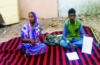 आखिर तपती धूप में भूख हड़ताल पर क्यों बैठ गए दंपती, हसौद थाने में शिकायत के बाद भी पुलिस क्यों साध रखी है चुप्पी, पढि़ए खबर...