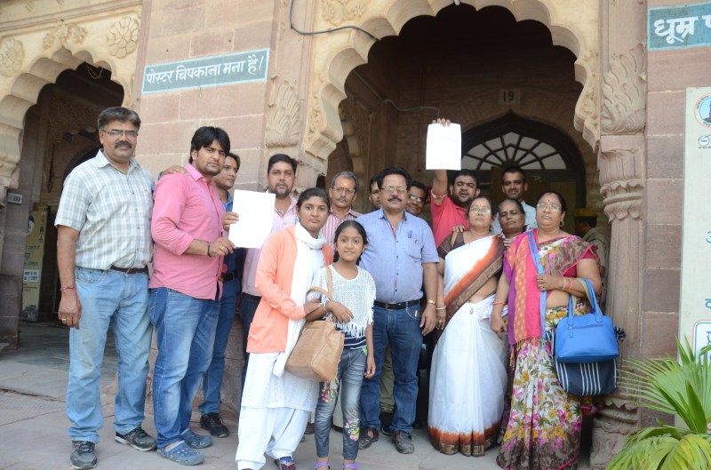 SN Medical College Employees Handed Memorandum To Collector For Salary