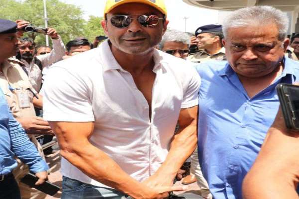 salman khan arrived jodhpur with boby deol and jacklin
