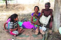 CG Human Story : 17 दिन और इतनी ही रातें पेड़ के नीचे गुजारा यह परिवार, आखिर क्या थी वजह जानकर आप रह जाएंगे हैरान, पढि़ए पूरी खबर...