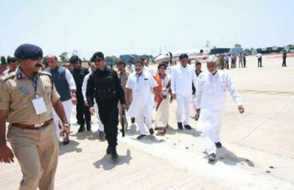 गृहमंत्री राजनाथ सिहं पहुंचे दंतेवाड़ा, जनता का लिया आर्शीवाद, मंच पर कर रहे संबोधन