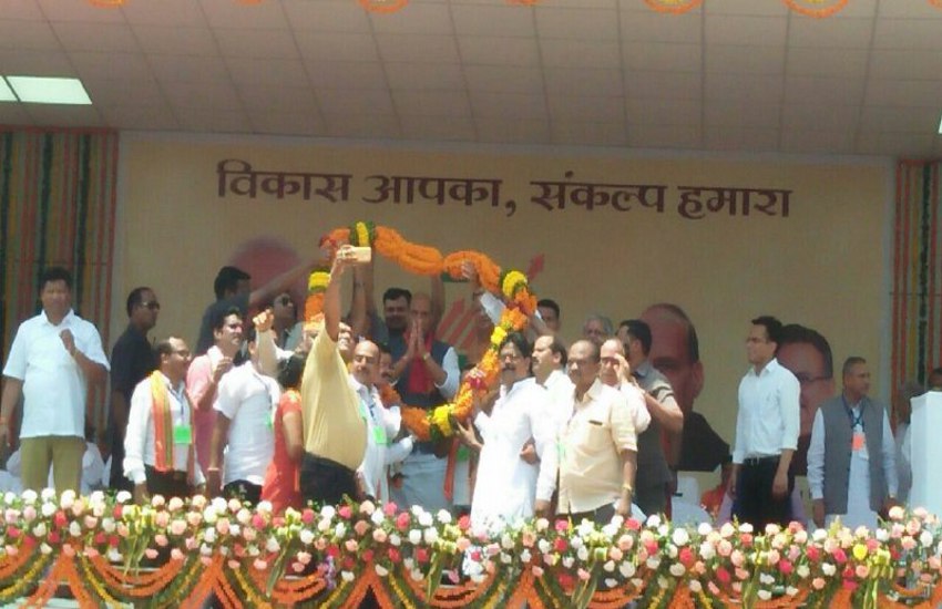 गृहमंत्री राजनाथ सिहं पहुंचे दंतेवाड़ा, जनता का लिया आर्शीवाद, मंच पर कर रहे
संबोधन