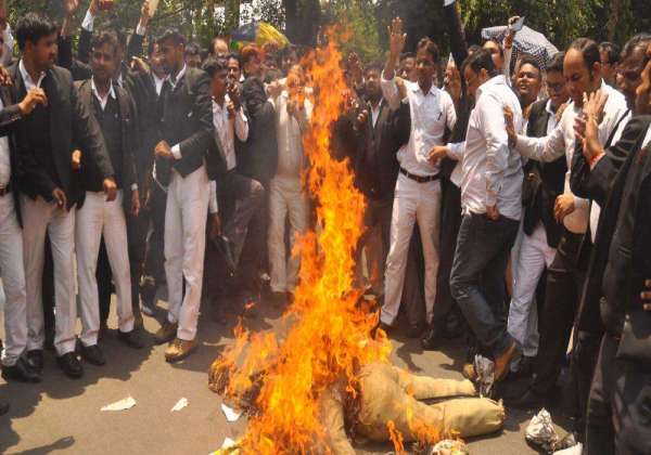   Lucknow Advocate protest 