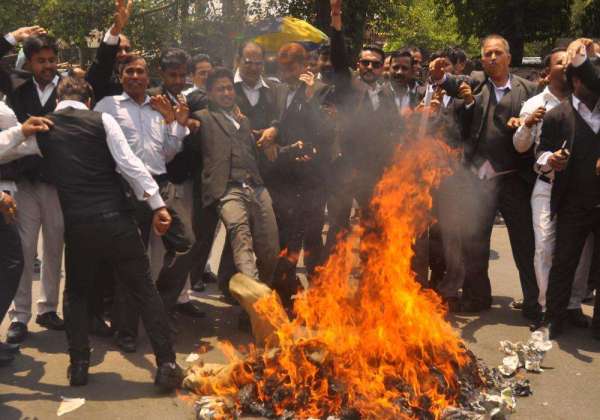   Lucknow Advocate protest 