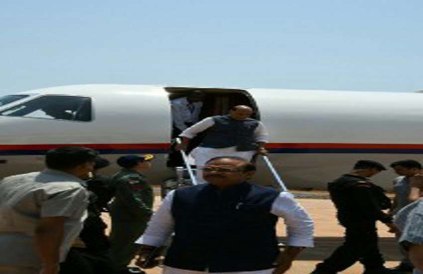 गृहमंत्री राजनाथ सिहं पहुंचे जगदलपुर एयरपोर्ट, स्वागत के बाद रवाना हुए
दंतेवाड़ा, देखें एक्लूसिव तस्वीरें