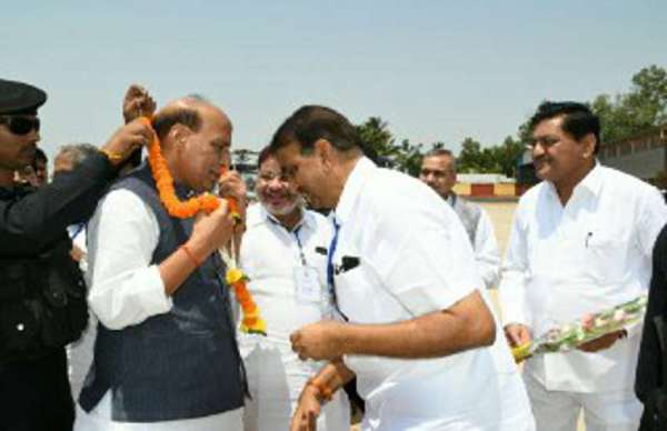 गृहमंत्री राजनाथ सिहं पहुंचे दंतेवाड़ा, जनता का लिया आर्शीवाद, मंच पर कर रहे संबोधन