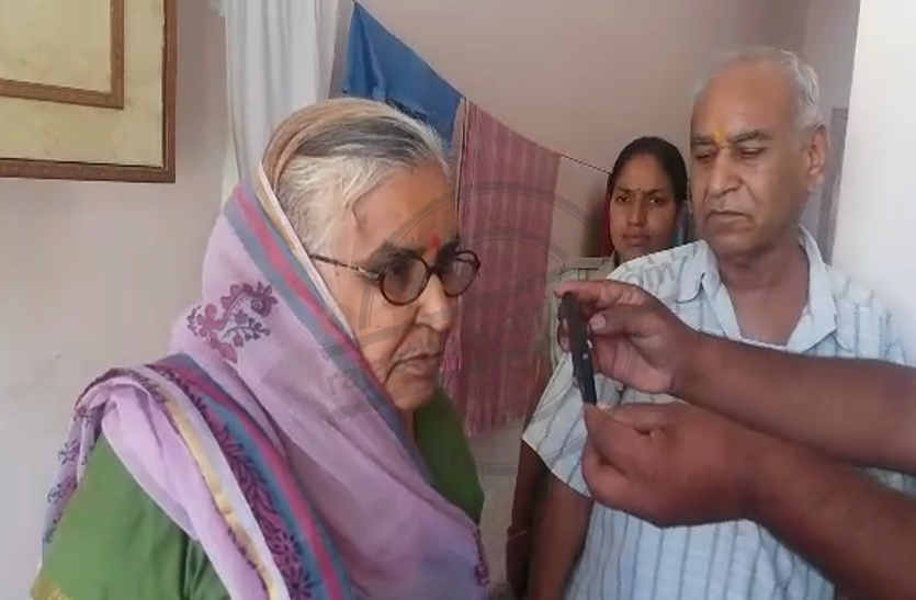 Aged woman Chain snatched in bhilwara