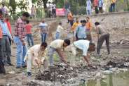 साथ मिलकर स्वच्छ किया तालाब, देखें इन तस्वीरों में
