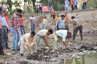 साथ मिलकर स्वच्छ किया तालाब, देखें इन तस्वीरों में