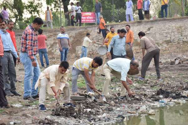 साथ मिलकर स्वच्छ किया तालाब, देखें इन तस्वीरों में