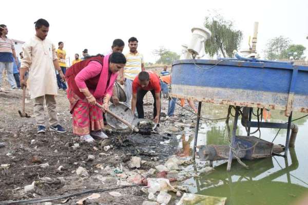 साथ मिलकर स्वच्छ किया तालाब, देखें इन तस्वीरों में