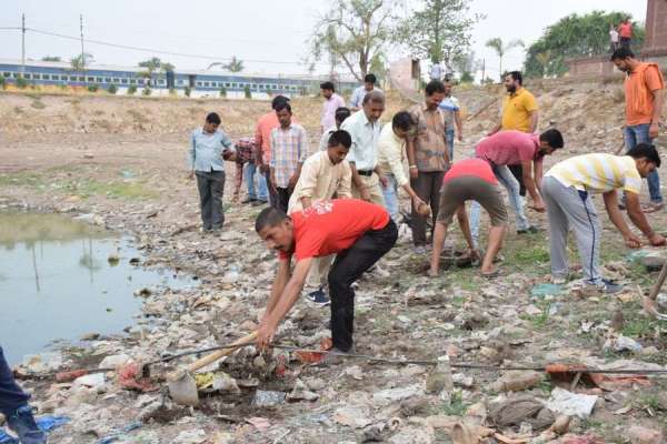 साथ मिलकर स्वच्छ किया तालाब, देखें इन तस्वीरों में