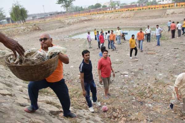 साथ मिलकर स्वच्छ किया तालाब, देखें इन तस्वीरों में